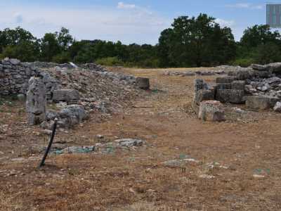 Il primo conduce ai preziosi resti dell'antica Thuriae, uno dei principali insediamenti della Peucezia. Vi accediamo attraverso quel che rimane delle mura difensive